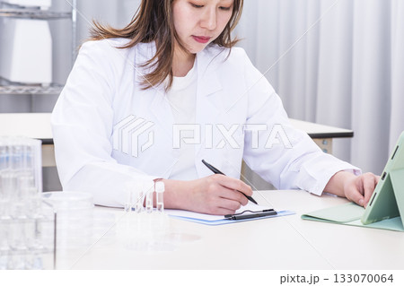 研究する研究員 実験する研究員 分析する研究員 イメージ素材 研究する研究員 実験する研究員 分析する研究員 イメージ素材 133070064