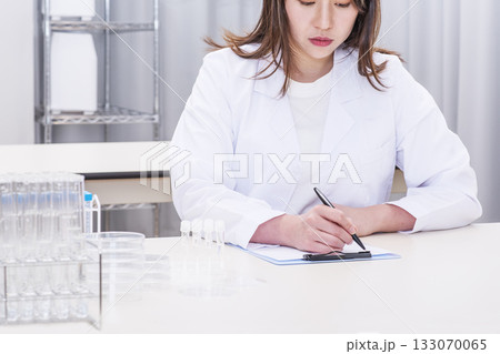 研究する研究員　実験する研究員　分析する研究員　イメージ素材 133070065