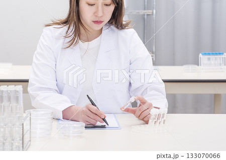 研究する研究員　実験する研究員　分析する研究員　イメージ素材 133070066
