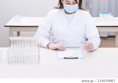 研究する研究員 実験する研究員 分析する研究員 イメージ素材 研究する研究員 実験する研究員 分析する研究員 イメージ素材 133070067