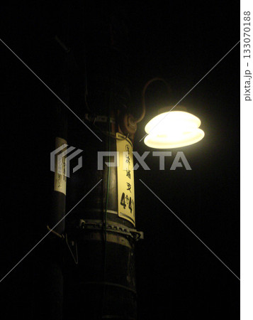 夜の街灯に照らされた夜 夜の街灯に照らされた夜 133070188