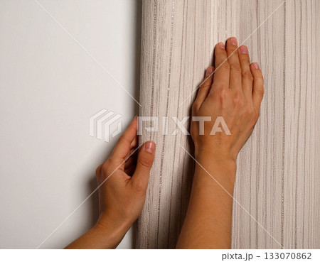 壁紙を張る手 壁紙を張る手 133070862