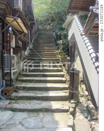 古い街並みの階段 133071184
