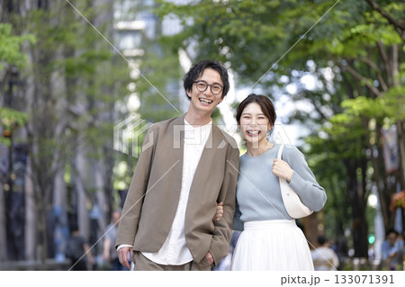 カメラ目線で笑顔の30代の男女 カメラ目線で笑顔の30代の男女 133071391