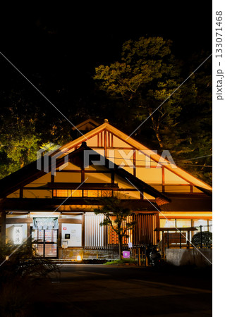 城崎温泉　鴻の湯　夜の外観とあたたかな灯りがともる静かな温泉風景 133071468