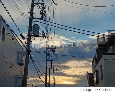 電線の向こうに、朝が灯る 電線の向こうに、朝が灯る 133071611