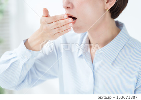 女性の口臭 女性の口臭 133071887