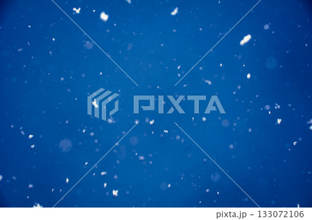 冬空に舞う雪 冬空に舞う雪 133072106