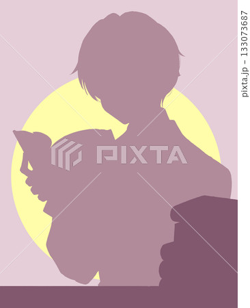 読書をする少年　机　シルエット　月明り 133073687