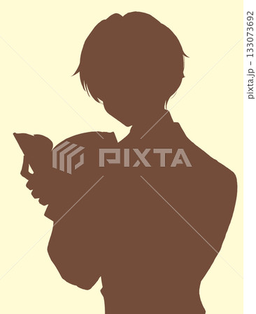 読書をする少年　シルエット　小さい本 133073692