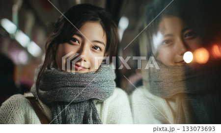 窓越しの想い|夜の電車で静かに微笑む女性 窓越しの想い|夜の電車で静かに微笑む女性 133073693