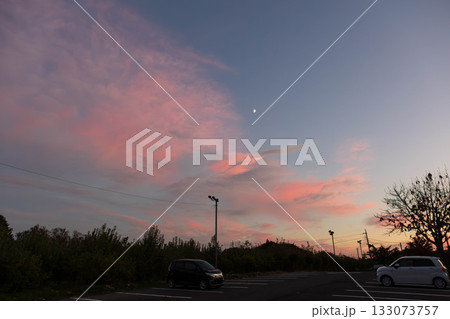 夕暮れ時のあかね雲 133073757