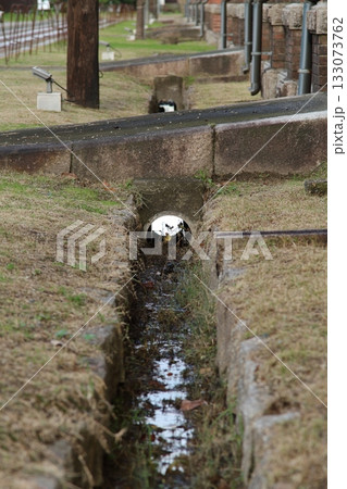 古い建物の傍の溝 古い建物の傍の溝 133073762
