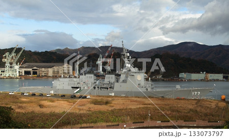 舞鶴港に停泊する海上自衛隊の艦船 舞鶴港に停泊する海上自衛隊の艦船 133073797