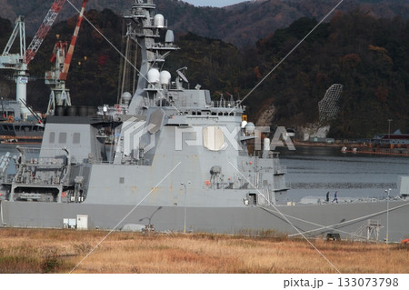 舞鶴港に停泊する海上自衛隊の艦船 133073798