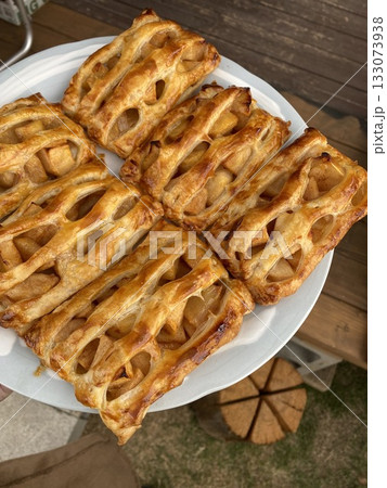 手作りアップルパイの香ばしい焼き色 133073938