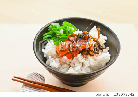 ご飯にのせた卵黄の塩昆布漬け 133075342