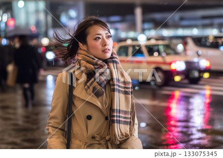 雨音に包まれて｜都会を歩く夜の横顔 133075345