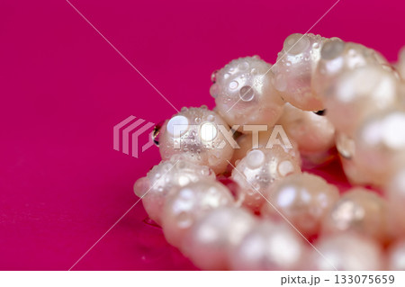 wet natural irregular shaped pearls from a marine mollusk covered with water droplets used in the manufacture of women's jewelry beads 133075659