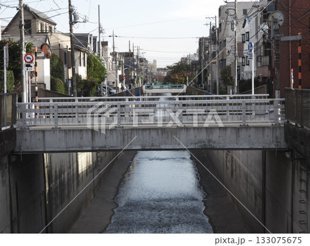 大田区東雪谷の住宅街を流れる呑川と、生活道路としてのコンクリート橋 大田区東雪谷の住宅街を流れる呑川と、生活道路としてのコンクリート橋 133075675