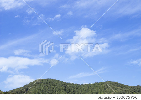山の上から見上げた青空と白い雲 133075756