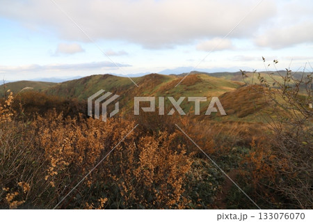【笠取山】稜線と空、ドラマチックな山岳風景 【笠取山】稜線と空、ドラマチックな山岳風景 133076070
