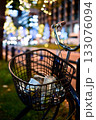自転車の籠に入れられたゴミ 133076094