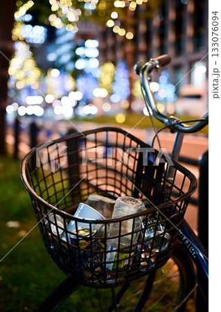 自転車の籠に入れられたゴミ 133076094