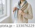 マフラーを巻く女性 133076229