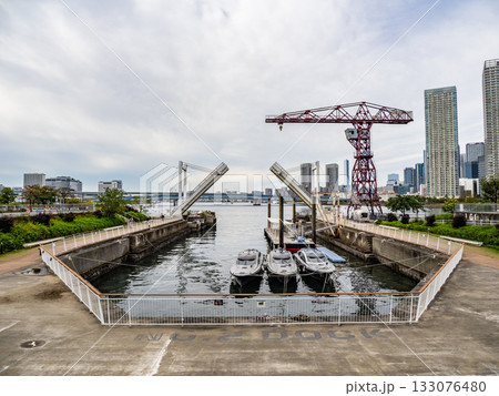 東京・豊洲にある跳ね橋【アーバンゲートブリッジ】 133076480