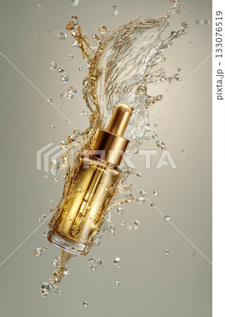 黄金の美容オイル瓶が水しぶきを上げるイメージ 133076519
