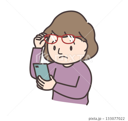 老眼でピントが合わず眼鏡をずらす女性 133077022