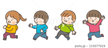 笑顔で走る四人の子供たち 133077029