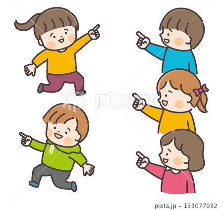 笑顔で指さす五人の子どもたち 笑顔で指さす五人の子どもたち 133077032