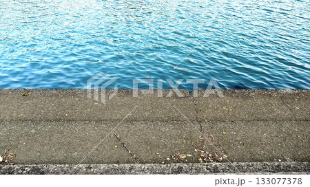 長崎県壱岐市郷ノ浦の港の海 133077378