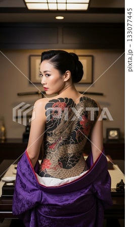 背中一面、龍の刺青が入っている女極道 133077445