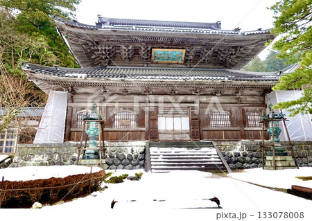 永平寺 雪景色の仏殿の風景 福井県吉田郡永平寺町 永平寺 雪景色の仏殿の風景 福井県吉田郡永平寺町 133078008