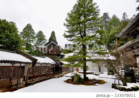 永平寺　中雀門と仏殿に挟まれた雪景色の庭の風景　福井県吉田郡永平寺町 133078011