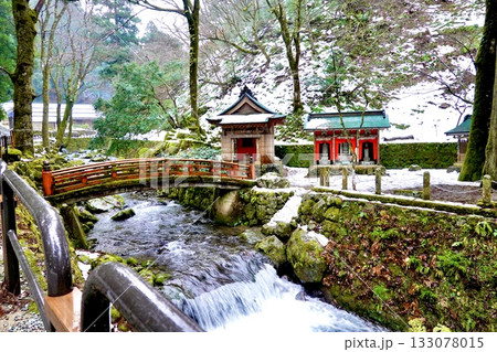 永平寺　永平寺川に架かる赤い欄干の橋が見える雪の風景　福井県吉田郡永平寺町　 133078015