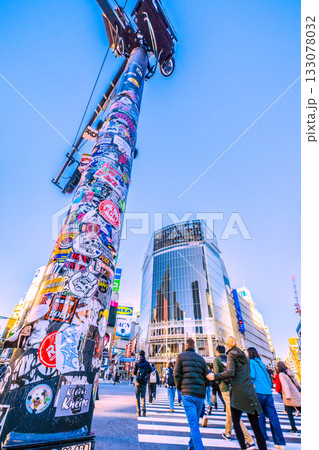 日本の東京都市景観インバウンドとシールの共存…朝日が差し込む交差点、出勤、外国人…防犯カ…新時代へ	 133078032