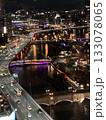 大阪の夜景・堂島川の上を行く阪神高速11号線 133078065