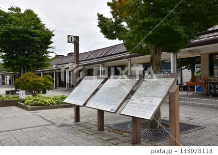 山梨県 道の駅なるさわの商業施設と鳴沢観光案内板 山梨県 道の駅なるさわの商業施設と鳴沢観光案内板 133078118