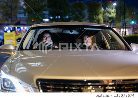 車に乗る男女 車に乗る男女 133078674