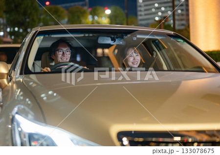 車に乗る男女 車に乗る男女 133078675