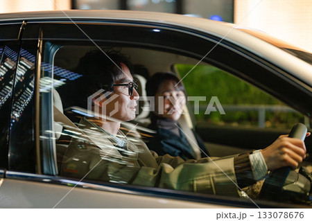 車に乗る男女 133078676