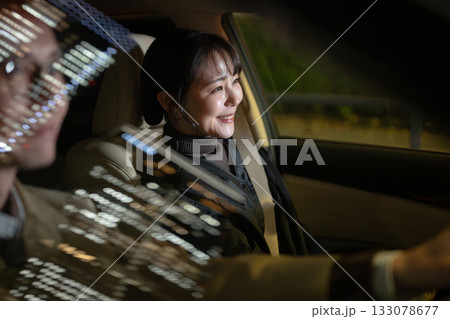 車に乗る男女 車に乗る男女 133078677