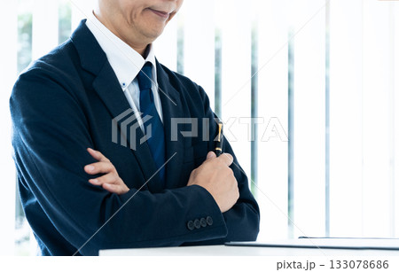 腕組みをするビジネスマン 133078686