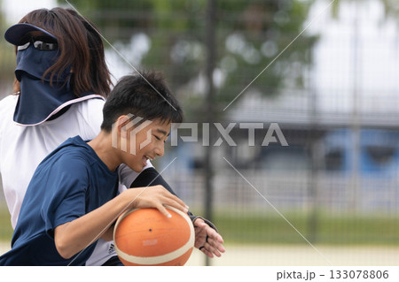親子でバスケットを楽しむ 133078806