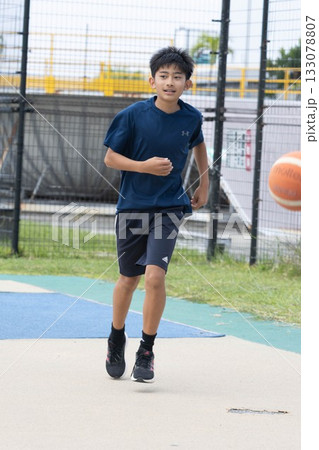 バスケットボールをする少年 133078807