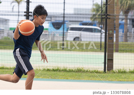 バスケットボールの練習 133078808